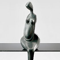 Enceinte, sculpture contemporaine de Marion Bürkle, bronze patiné 58 cm